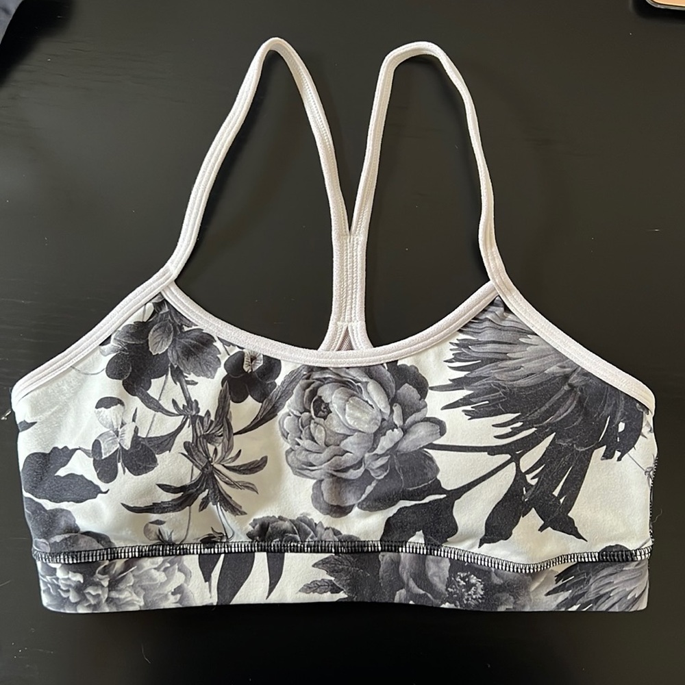 Black and white lululemon flow sports bra